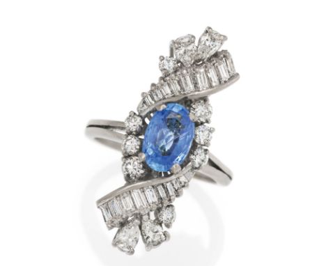 SAPHIR-DIAMANT-RING. Material: 585/- Weißgold, getestet. Gesamtgewicht: ca. 8,5 g. EU-RM: 55. Diamanten: Ca. 30 Diamanten im 