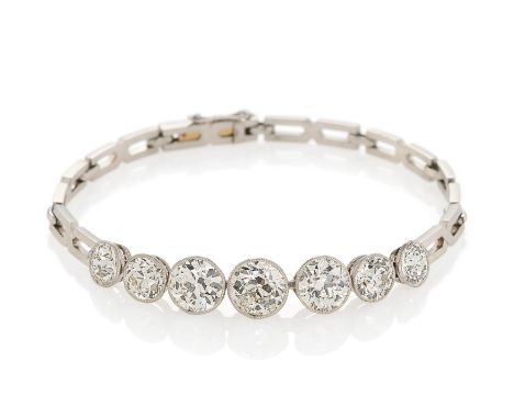DIAMANT-ARMBAND. Material: Platin, getestet. Gesamtgewicht: ca. 26,5 g. Maße: Länge 19,5 cm. Diamanten: 7 Diamanten im Alt-Sc