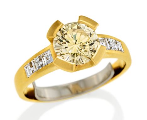 DIAMANT-RING. Material: 750/- Gelbgold, getestet. Gesamtgewicht: ca. 5,5 g. EU-RM: 55. Diamanten: 1 Brillant 1,86 ct. fancy i