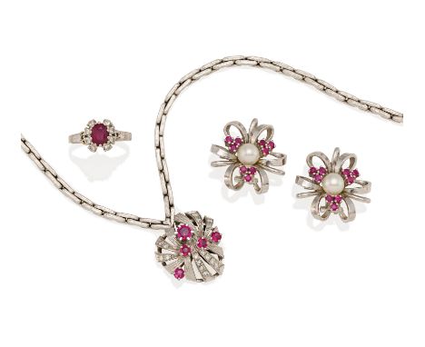 RUBIN-DIAMANT-PERL-SET: COLLIER, OHRCLIPS UND RING. Material: 750/-, 585/- Weißgold, Punze. Gesamtgewicht: ca. 49,0 g. EU-RM: