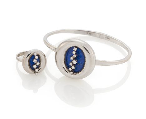 LAPISLAZULI-DIAMANT-SET: ARMREIF UND RING. Herkunft: Deutschland. Datierung: Um 1975. Material: 750/- Weißgold, Punze. Gesamt