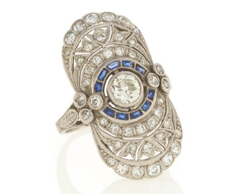 DIAMANT-SAPHIR-RING. Datierung: Um 1920. Material: Platin, getestet. Gesamtgewicht: ca. 6,5 g. EU-RM: 52. Diamanten: 1 Diaman
