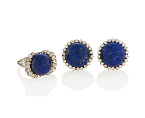 LAPISLAZULI-DIAMANT-SET: RING UND OHRCLIPS. Herkunft: Deutschland. Datierung: Um 1990. Material: 750/- Weißgold, Punze. Gesam