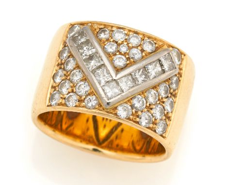 DIAMANT-RING. Herkunft: Deutschland. Material: 750/- Gelbgold, Punze. Gesamtgewicht: ca. 24,0 g. EU-RM: 59. Diamanten: 28 Bri