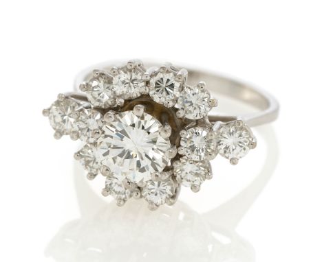 COCKTAIL-DIAMANT-RING. Herkunft: Deutschland. Datierung: Um 1980. Material: 750/- Weißgold, Punze. Gesamtgewicht: ca. 5,0 g. 