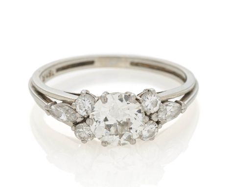 DIAMANT-RING. Material: 750/- Weißgold, Platin, Punze. Gesamtgewicht: ca. 4,5 g. EU-RM: 60. Diamanten: 1 Diamant im Alt-Schli
