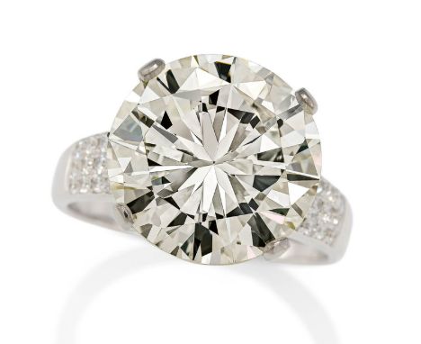 SOLITAIRE-RING. Herkunft: Italien. Datierung: Um 2020. Material: 750/- Weißgold, Punze. Gesamtgewicht: ca. 7,0 g. EU-RM: 54. 