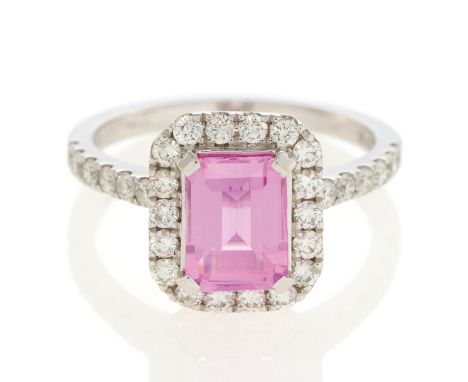 SAPHIR-DIAMANT-RING. Datierung: Um 2000. Material: 750/- Weißgold, Punze. Gesamtgewicht: ca. 4,0 g. EU-RM: 53. Diamanten: 32 