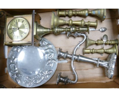 A mixed collection of metal ware items to include: brass candlesticks, pewter similar item, mantle clock etc 