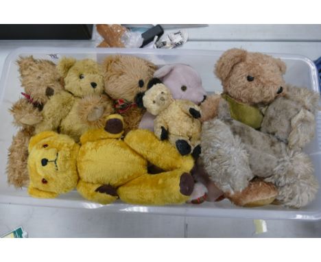 A collection of vintage type toy bears: 