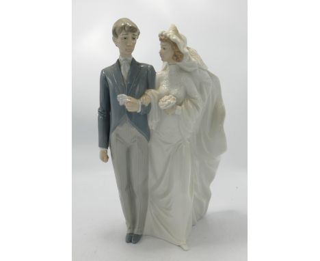 Lladro Nao Large Figure of a Bride &amp; Groom, H32cm. 