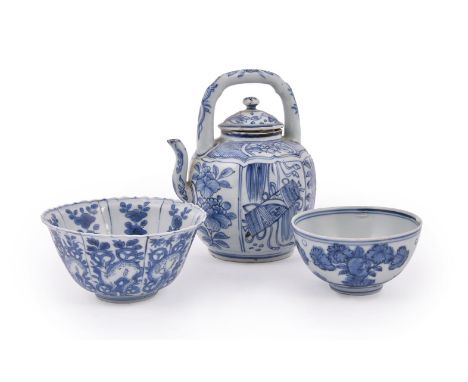 A Chinese blue and white 'Kraak' teapot, Wanli, 19.5cm high; a blue and white 'Kraak' lobed bowl, Wanli, decorated with deer,