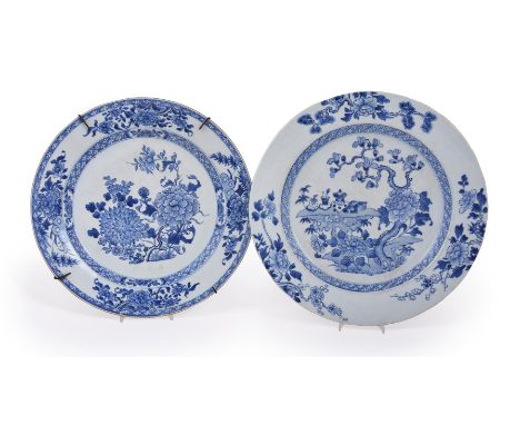 A Chinese blue and white dish, Qianlong, the centre painted with a chrysanthemum flower and a peony flower, 34cm diameter and