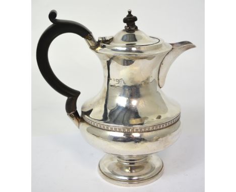 A George V hallmarked silver coffee pot, Birmingham 1932, approx 14ozt, height 20cm (finial af).