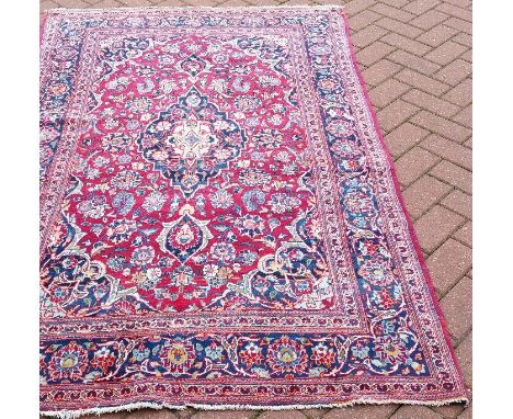 A fine vintage Persian Kashan rug, 196 x 126cm.