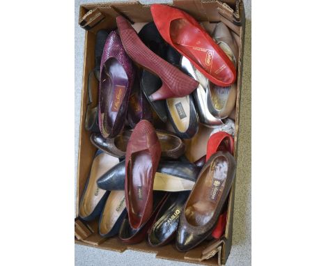 A quantity of vintage shoes to include Gabor, Calpier, Lilley & Skinner and various Italian shoes.