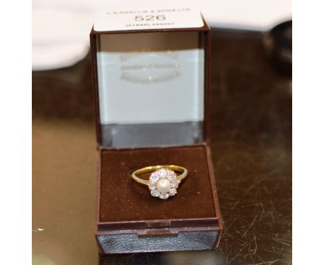 18 CARAT GOLD PEARL RING WITH 8 DIAMOND SURROUND - APPROXIMATE WEIGHT = 3 GRAMS     