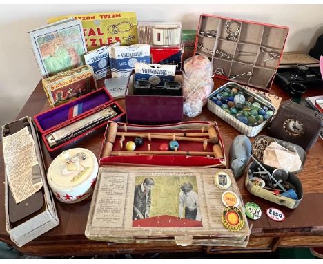 QUANTITY OF VINTAGE TOYS AND COLLECTORS ITEMS INCLUDING TRAVEL CLOCK, VIEW MASTER, BADGES AND MARBLES, ETC