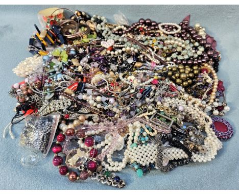 Large quantity of various mostly modern and vintage costume jewellery
all used unchecked