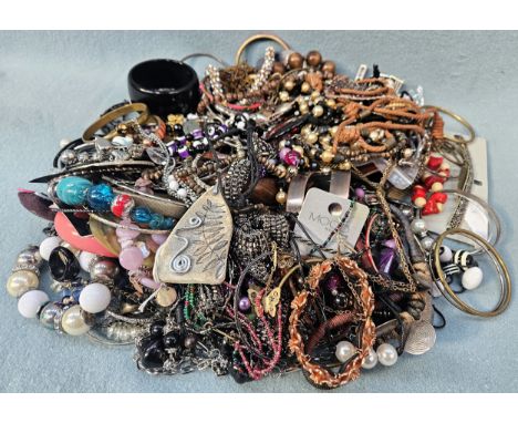 Large quantity of various mostly modern and vintage costume jewellery
all used unchecked