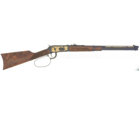  Jubiläumsausführung 120 Jahre Winchester, 1866-1986. LL 510mm, TL 960mm. Brüniertes Stahlgehäuse, linkseitig graviert "Winch