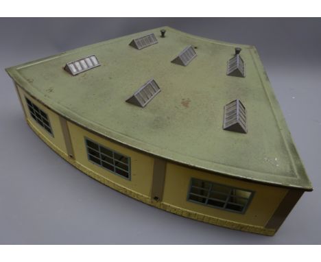 Marklin '00' guage tinplate three-rail engine shed of fan shaped segmental form with windows, roof lights and three pairs of 