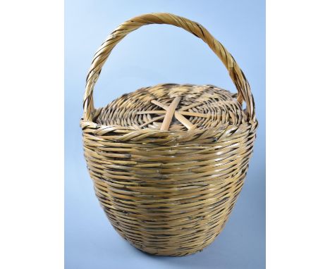A Vintage Circular Wicker Basket with Lid, 30cms Diameter 