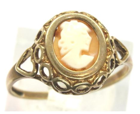 9ct yellow gold cameo ring, size M, 1.5g. P&amp;P Group 1 (£14+VAT for the first lot and £1+VAT for subsequent lots) 