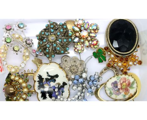 Mixed costume jewellery brooches and pendants. P&amp;P Group 1 (£14+VAT for the first lot and £1+VAT for subsequent lots) 