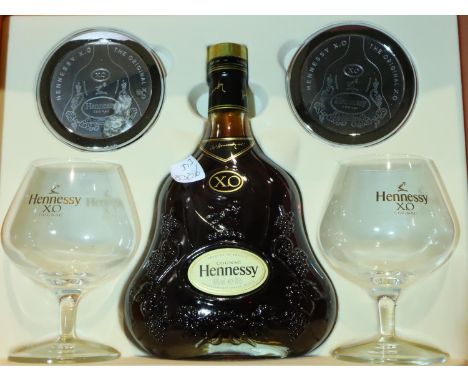 Presentation set of Hennessy XO with brandy balloons and coasters. P&amp;P Group 3 (£25+VAT for the first lot and £5+VAT for 