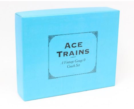 ACE Trains: A boxed ACE Trains, O Gauge, Coach Set Southern Railway 3-Car Set, Reference C/I SR. Original box with display fo