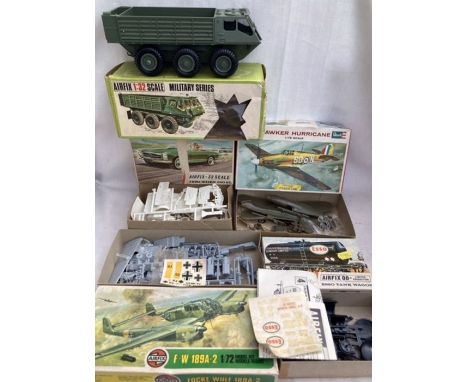 Airfix: A collection of assorted Airfix kits and figures to include: HO/OO Civilians (40), 1:32 scale footballers (24), 1:32 