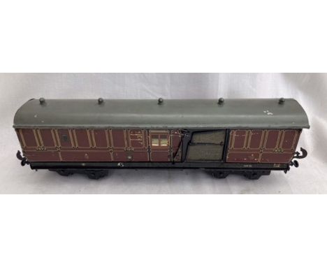 Bassett Lowke: An unboxed, O Gauge, Bassett Lowke, Mail Coach. Rare item in used but good condition.&nbsp;Please assess photo