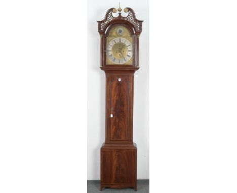 Standuhr. England 19. Jh. Mahagoni furniert, teilw. massiv und durchbrochen geschnitzt, intarisiert mit Band- und Fadenmuster