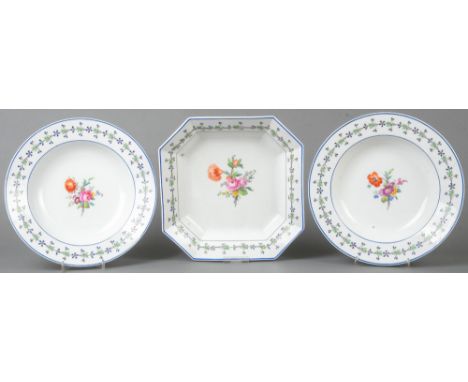 Paar Suppenteller und quadratische Schüssel „Konische Form“. Berlin um 1800. Porzellan, bunt bemalt mit Blumenbouquet, umgebe