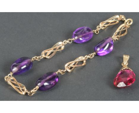Anhänger und Armband. 14 kt Gold, ca. 15,26 g, besetzt mit amethyst- und granatfarbigen Steinen.