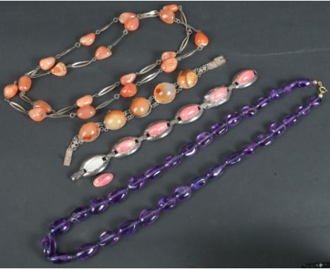 Zwei Armbänder und zwei Halsketten. Silber, teilw. Silberfassung, besetzt mit Amethyst, Jade und Rosenquarz, L=58 / 90 cm.