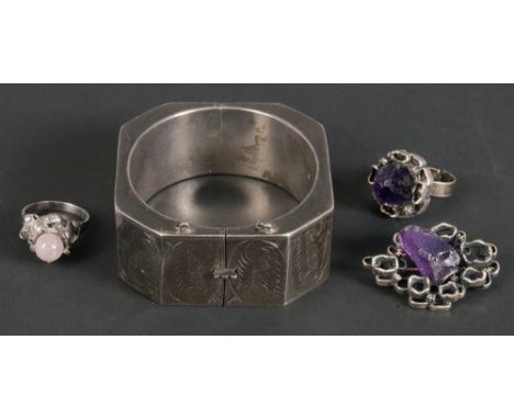 Armreif, Brosche und zwei Damenringe. Silber, ca. 74,4 g, teilw. besetzt mit Amethyst und Rosenquarz. (Ringgröße 57)