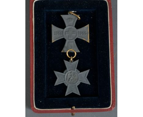 Kreuz für Freiwillige Kriegshilfen und Kriegsverdienstkreuz, Baden 1916, Zink; dazu ein Etui.