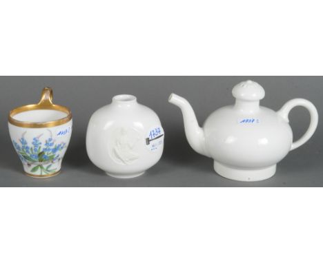 Dreitlgs. Konvolut Porzellan: Vase „Ceres“, Berlin 20. Jh. (H=9 cm), Teekanne, Rosenthal 20. Jh. (H=10 cm / besch.), Tasse, S