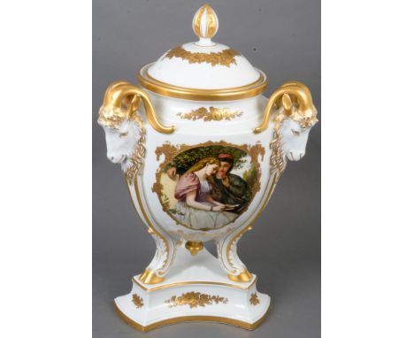 Prunkdeckelvase. Rosenthal um 1910. Porzellan, exzellent ausgeformt mit Bocksköpfen und reliefierter Floralkartusche, Reserve