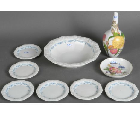 Neuntlgs. Konvolut, u.a. Fürstenberg / Rosenthal 20. Jh. Porzellan, mit Floraldekor; am Boden germarkt. Bestehend aus: Eine V