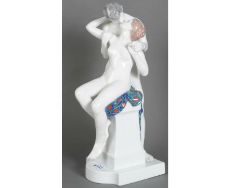 „Eros“. Rosenthal 20. Jh. Porzellan, bunt bemalt; am Boden grüne Stempelmarke, Formnummer „K295“. Entwurf und seitl. sign. Ri