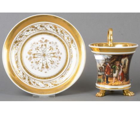 Tasse mit Unterschale „Perlfries“. Berlin 1837-1844. Porzellan, aufwendig gold gehöht, Schauseite bunt bemalt mit Figurenstaf