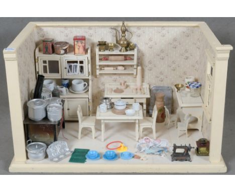 Puppenstube „Küche“. Deutsch 20. Jh. Massivholz, gefasst und teilw. tapeziert; mit Zubehör aus Glas, Keramik und Metall, u.a.