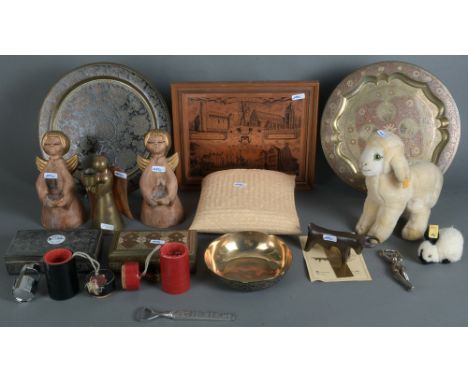 Zehntlgs. Konvolut: Ein Bronze-Stier, zwei Steiff-Tiere, drei Leuchter-Engel, ein graviertes Bild, versilberte Boxen, Flasche
