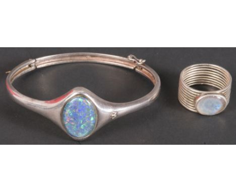 Armband und Ring. 925er Silber, ca. 31,44 g, besetzt mit Opal-Tripletten, Ringgröße 60.