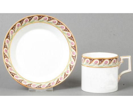 Tasse mit Unterschale „Antikglatt“. Berlin um 1800. Porzellan, mit breitem, bunt bemalten Lippenrand; am Boden unterglasurbla