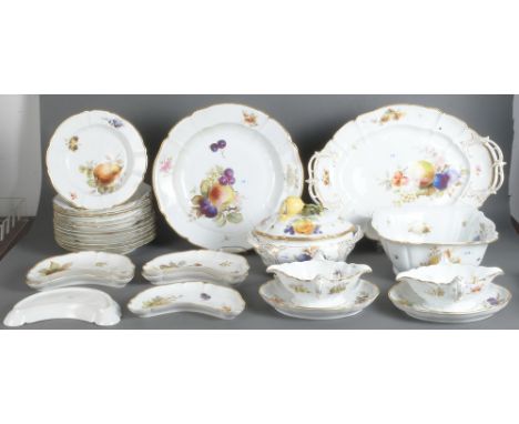 24-tlgs. Speiseservice. Nymphenburg 20. Jh. Porzellan, prächtig bunt bemalt mit Obstdekor, Lippenrand mit gezahnter Goldstaff