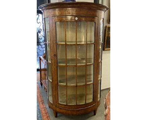 Halbrunde Biedermeier-Vitrine. Süddeutschland 19. Jh. Weichholzkorpus, furniert mit Vogelaugenahorn und Nussbaum, Adereinlage